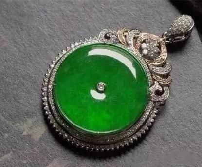 在珠宝界有一种翡翠叫铁龙生，同样是阳绿价值相差万里，你知道么  第6张