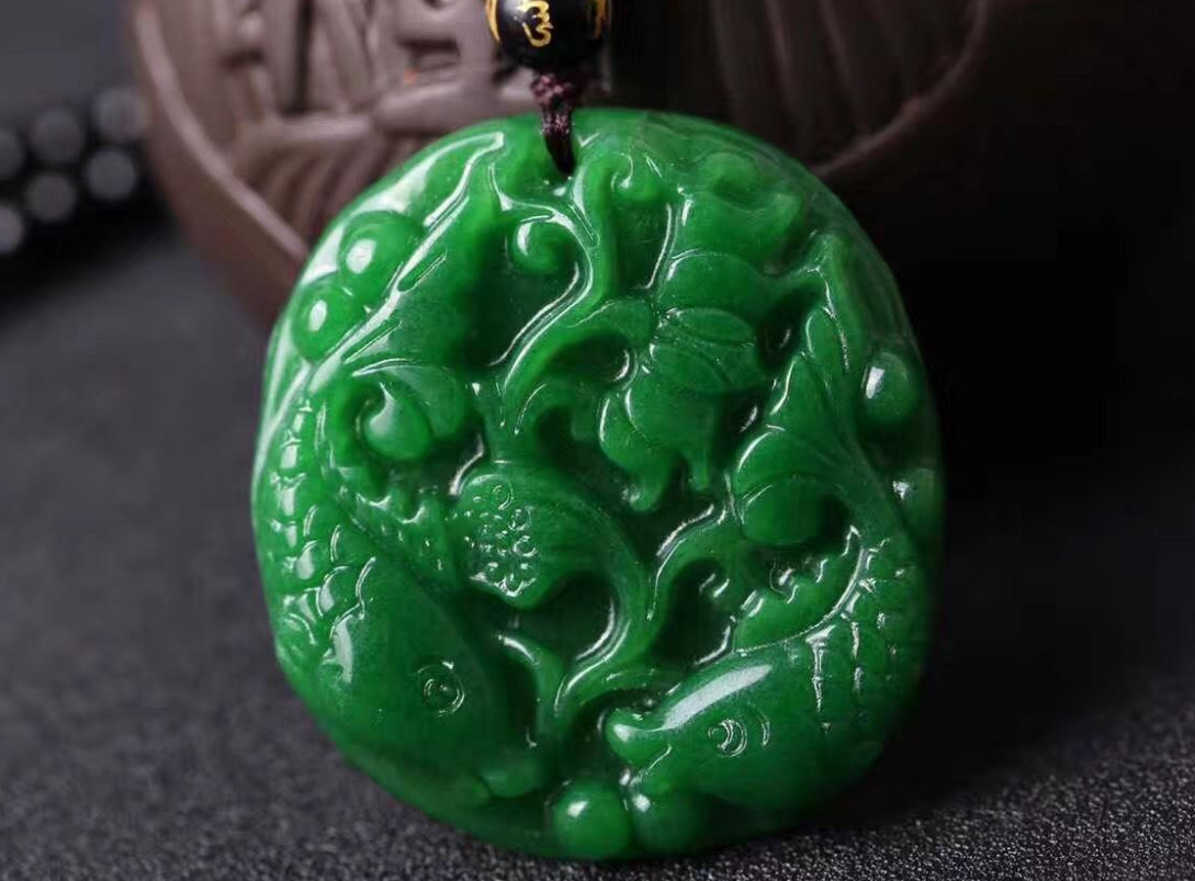 铁龙生翡翠值得买吗？它是少数颜色很美价格还十分实惠的翡翠！  第1张