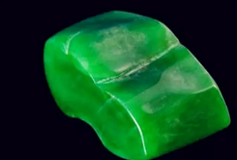 两百多翡翠手镯传说中的玻璃种帝王绿是什么地位？看一眼都值了   第2张