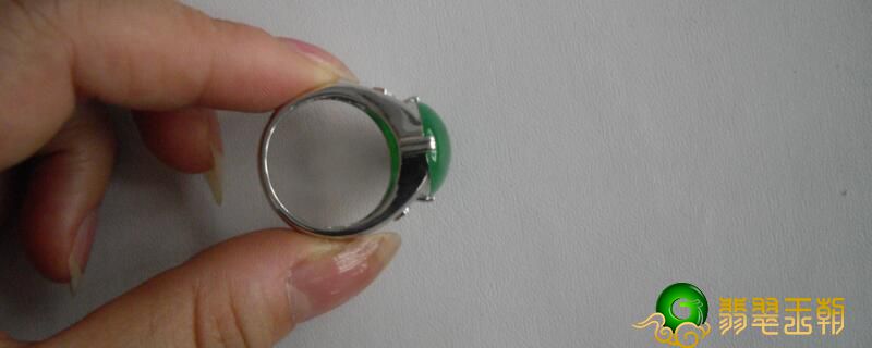 翡翠干青玉石柱型耳环翡翠水种是什么？冰种又是什么呢   第1张
