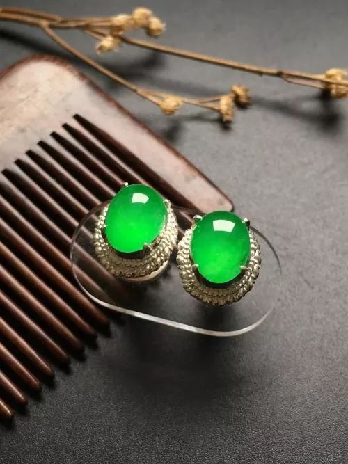 玉佛吊坠价格和图片老坑玻璃种翡翠价格高吗？怎么评价老坑玻璃种翡翠？  第5张