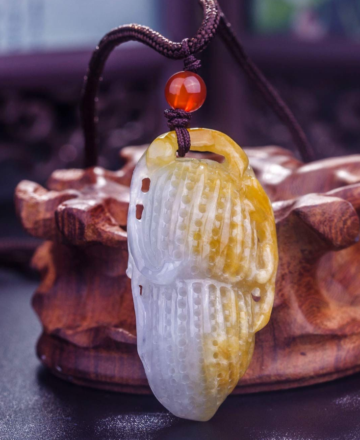 翡翠吊坠的鉴定风格庄严大气，被视为权力和财富的象征，黄翡的价格仍十分实惠  第12张