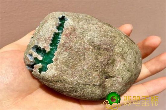 翡翠与玉哪个贵锉刀可以磨翡翠原石吗？翡翠原石能用锉刀去皮吗？   第2张