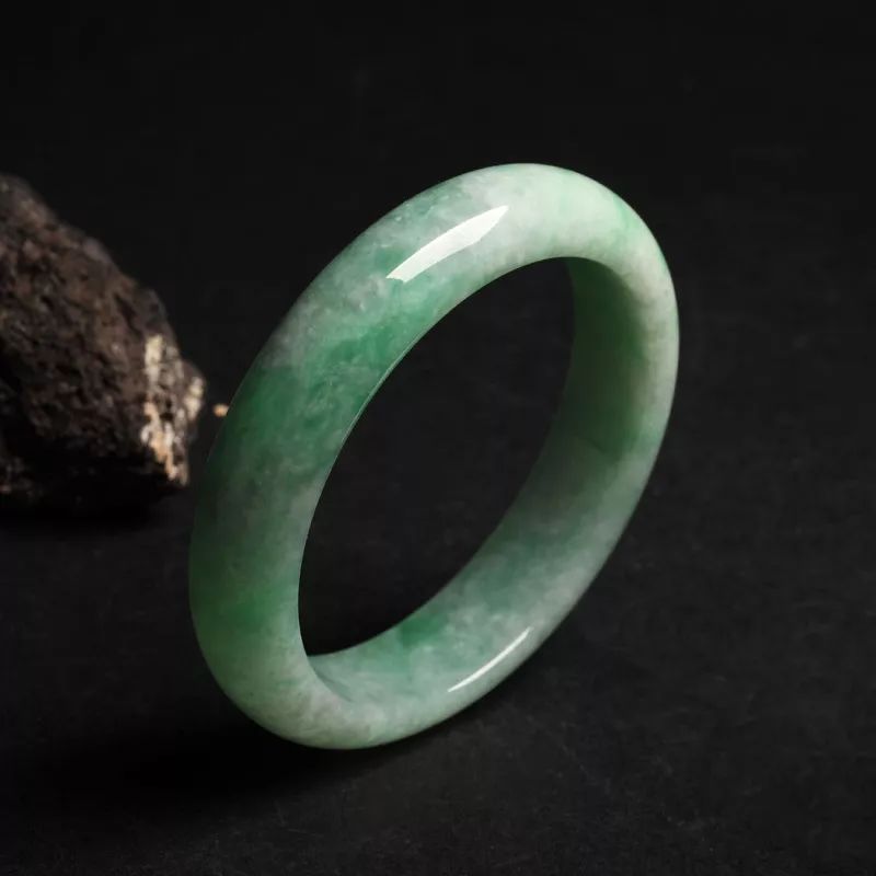 豆种翡翠手镯的价格一般是多少？豆种翡翠手镯有哪些种类？  第5张