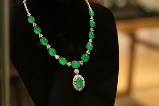 糯冰种漂花翡翠手镯价格如今的翡翠市场是怎么样呢  第3张