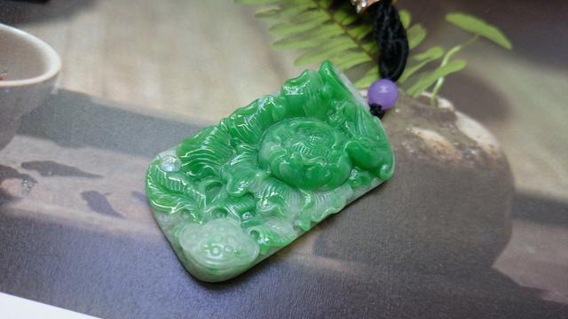 怎么鉴别翡翠同是绿色翡翠，为什么价格差别就这么大呢？看完你就明白了  第4张