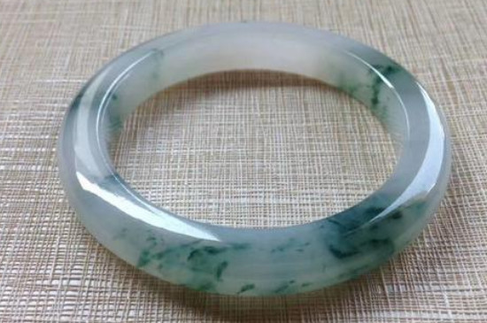 厂家批发翡翠戒指飘蓝花翡翠属于什么种 飘蓝花翡翠手镯的寓意   第2张