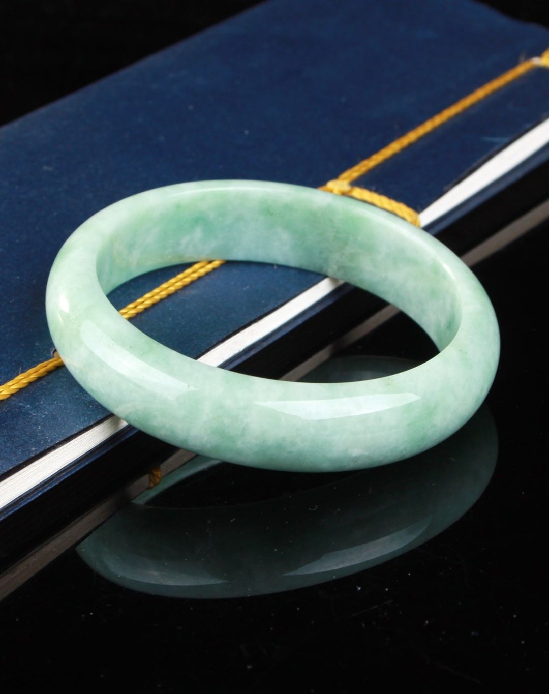 豆种翡翠手镯的价格一般是多少？豆种翡翠手镯有哪些种类？  第11张