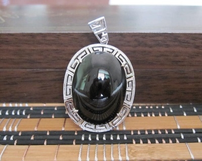 墨翡价值不菲，从种、水、色、雕、工和瑕疵去观察墨翠优劣  第1张