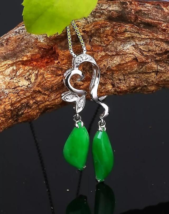 冰蓝翡翠手镯图片阳绿翡翠怎么样？a货阳绿翡翠手镯价格为什么那么贵？  第3张