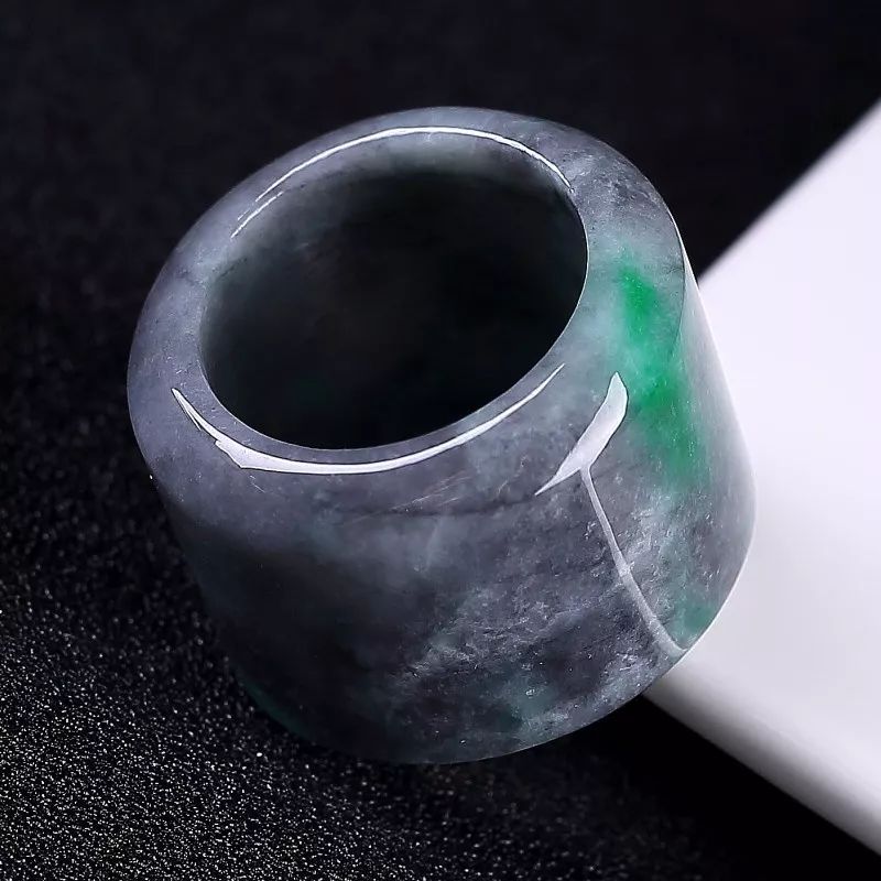 乌鸡种翡翠到底是不是“黑马”？它目前的市场前景如何呢？乌鸡种翡翠到底是不是“黑马”？它目前的市场前景如何呢？  第1张