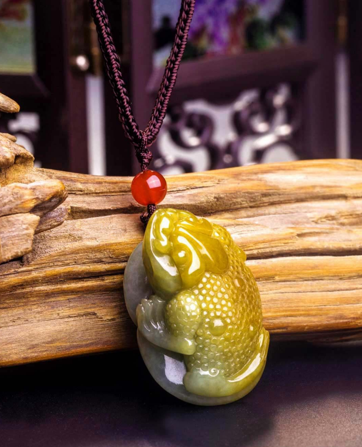 翡翠吊坠的鉴定风格庄严大气，被视为权力和财富的象征，黄翡的价格仍十分实惠  第2张