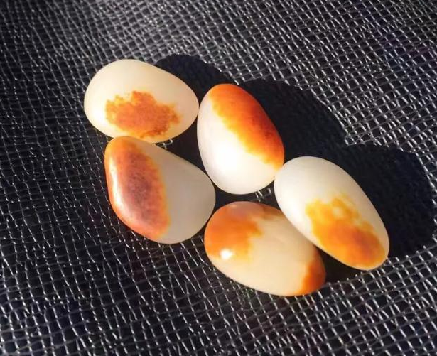 翡翠原石玻璃种飘雪花和田玉价格一路上涨，是人为炒作吗？  第3张