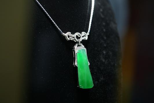 糯冰种漂花翡翠手镯价格如今的翡翠市场是怎么样呢  第2张