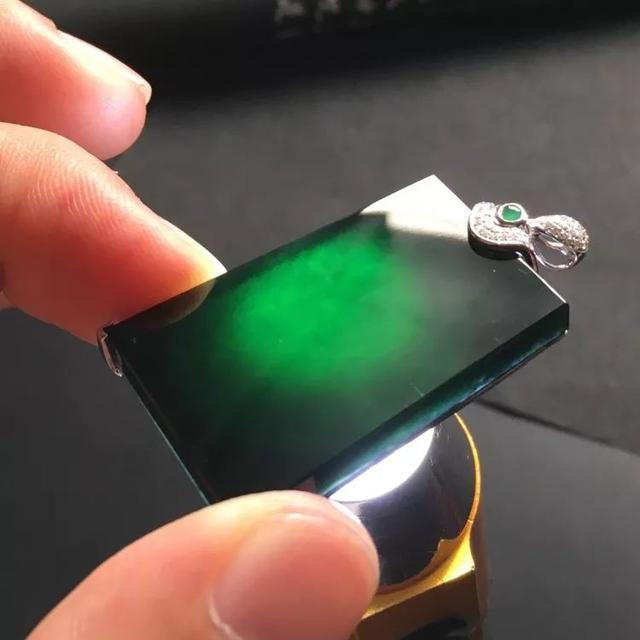 和田玉和翡翠的区别缅甸人称其为情人的影子！冰种墨翠价格可真不便宜  第8张