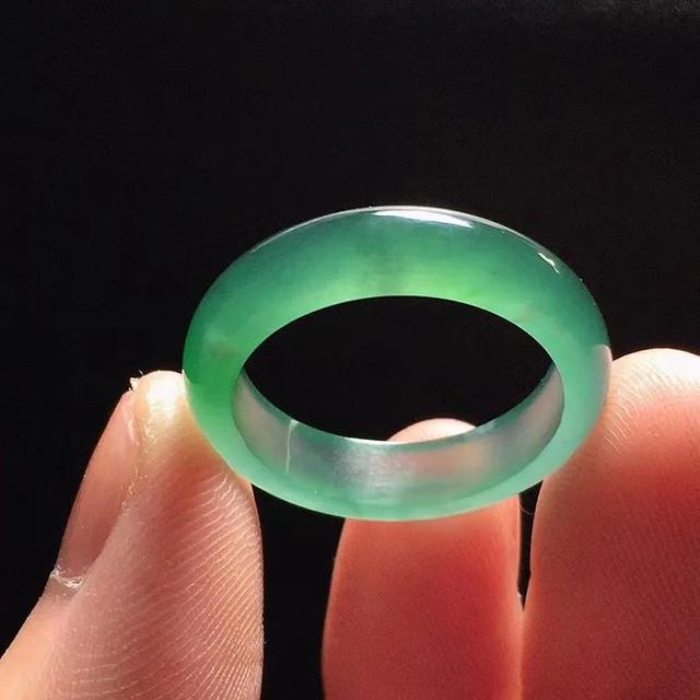 如懿的翡翠戒指翡翠价格一般多少钱？最清晰的翡翠价格对照表！  第1张