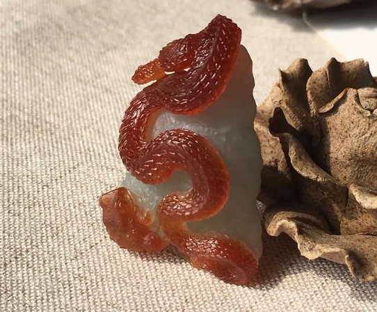 翡翠红色系列：鸡冠红的翡翠收藏价值高，成为市面上最抢手的翡翠  第3张