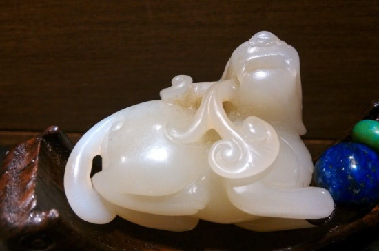 翡翠原石种怎么看貔貅趴在如意上的寓意   第3张