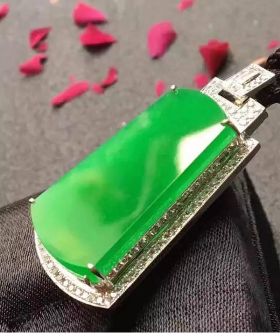 翡翠涨的比房价还快！十几年前1000块买的翡翠，如今翻了2000倍  第3张