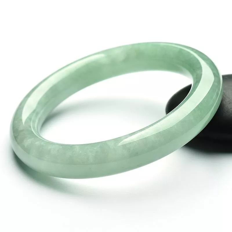 豆种翡翠手镯的价格一般是多少？豆种翡翠手镯有哪些种类？  第9张