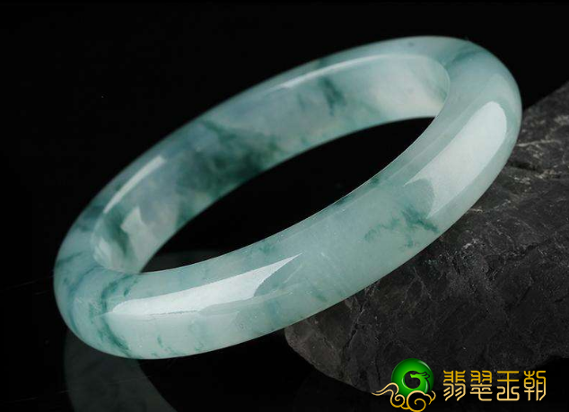 新手翡翠买家如何挑选冰种翡翠手镯？翡翠行家教你如何避免这些“坑”   第1张