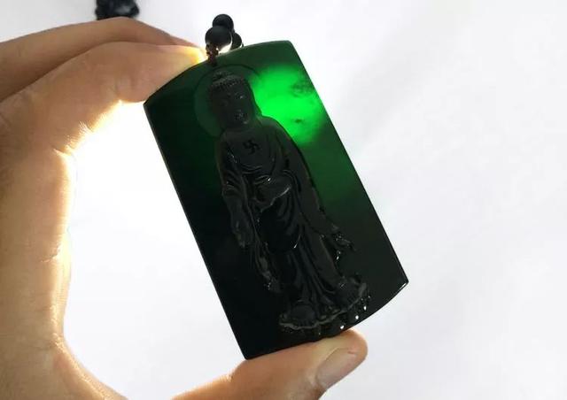 高级翡翠鉴定师绿到发黑的墨翠你见过吗？墨翠挂件的价格如何？  第6张