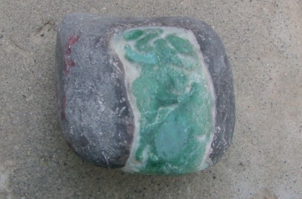 千万翡翠手镯 小伙赌石技巧有哪些比较常见 赌石应该注意什么   第2张