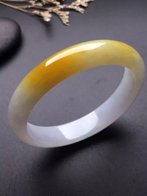 黄翡手镯的价格怎么样？我们该如何挑选翡翠手镯？  第4张