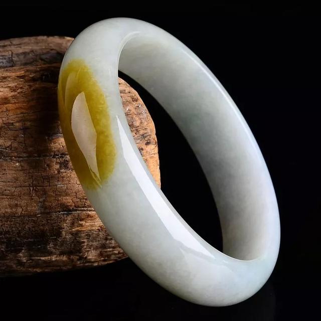 揭阳翡翠手镯批发冰糯种翡翠的价格如何？它属于什么档次？  第2张