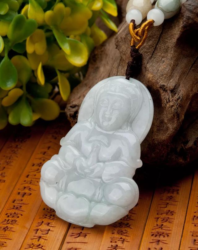白色的翡翠价格贵吗？你会挑选吗？  第1张