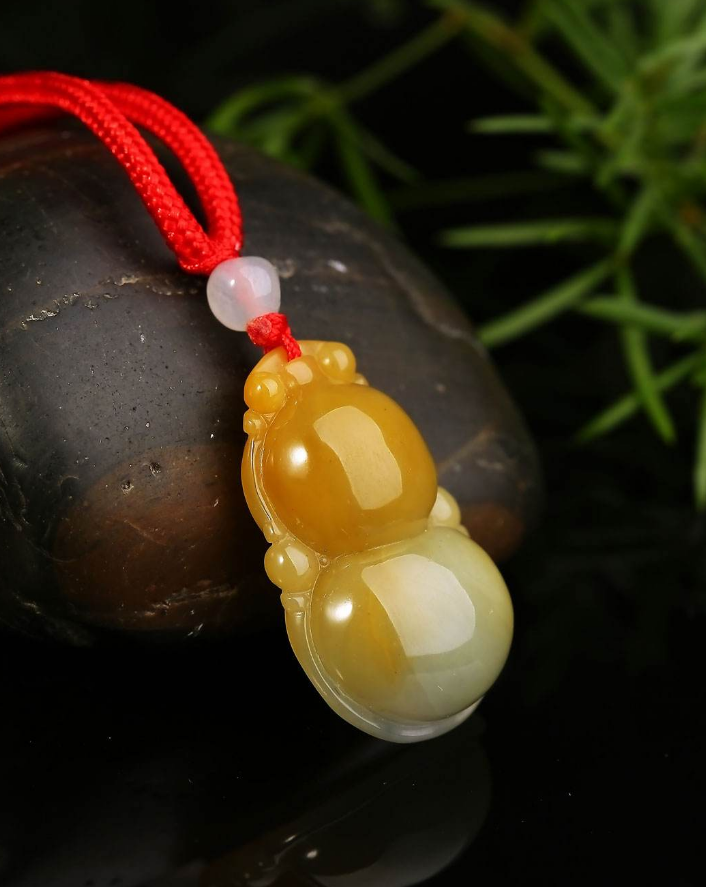 翡翠吊坠的鉴定风格庄严大气，被视为权力和财富的象征，黄翡的价格仍十分实惠  第9张