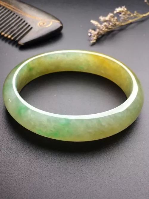 极品翡翠我们该如何看待黄加绿翡翠的市场价格的高低？  第9张