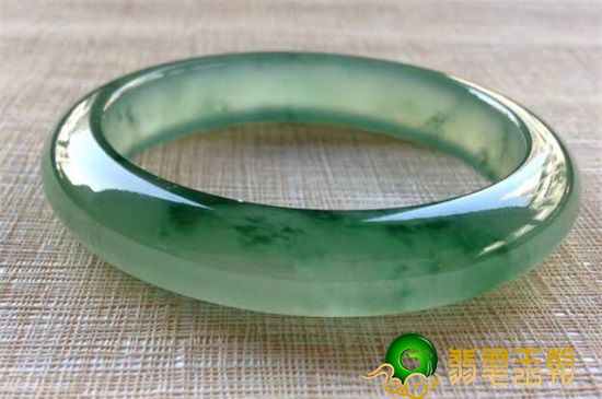 冰种翡翠镯子如何挑选？怎么去选购冰种翡翠镯子   第2张
