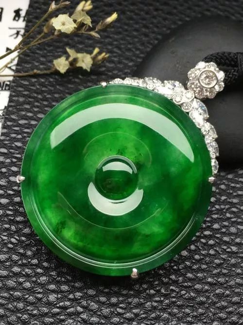 玉佛吊坠价格和图片老坑玻璃种翡翠价格高吗？怎么评价老坑玻璃种翡翠？  第6张