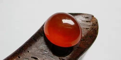 翡翠平安扣多少钱一个红为翡 绿为翠 猜猜红色翡翠值现在行情如何  第2张