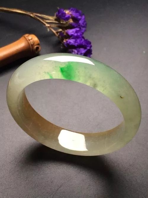 极品翡翠我们该如何看待黄加绿翡翠的市场价格的高低？  第8张