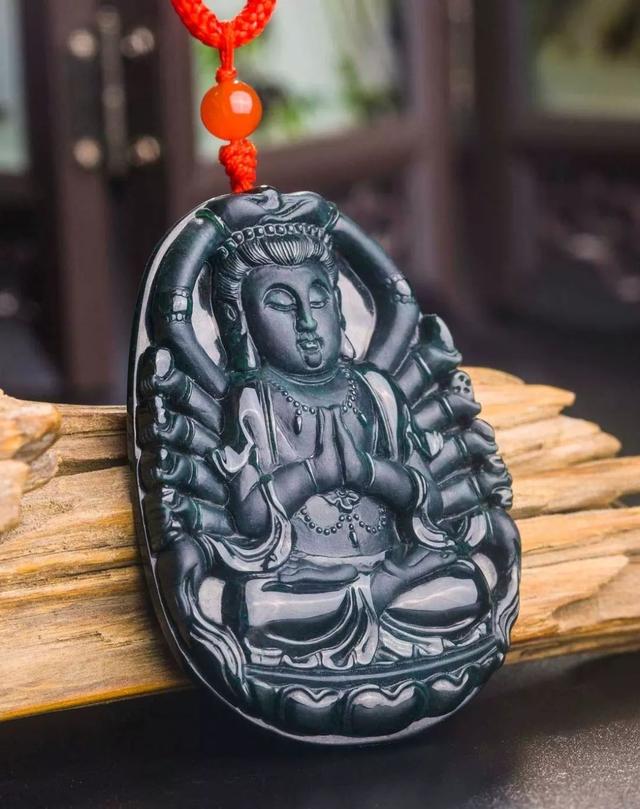 高级翡翠鉴定师绿到发黑的墨翠你见过吗？墨翠挂件的价格如何？  第10张