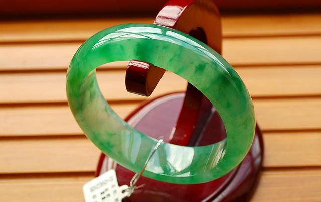 Hot！｜翡翠价格全攻略，你的翡翠手镯到底值多少钱？  第2张