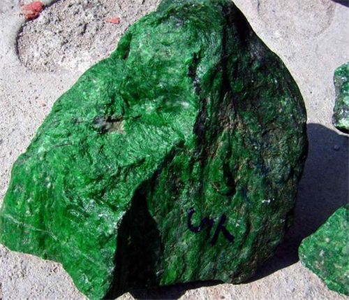 在珠宝界有一种翡翠叫铁龙生，同样是阳绿价值相差万里，你知道么  第3张