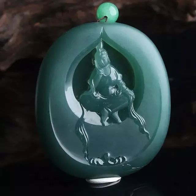 阳绿翡翠手镯圆条蓝水翡翠的价格如何？我们该如何挑选蓝水翡翠？  第2张