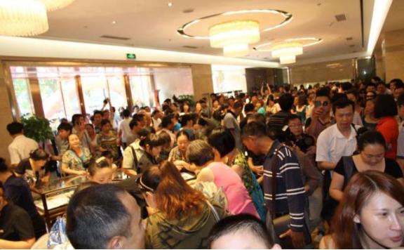 翡翠涨的比房价还快！十几年前1000块买的翡翠，如今翻了2000倍  第6张