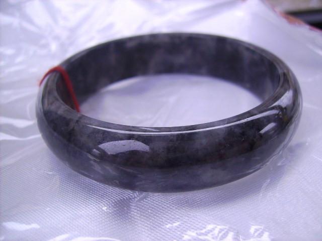 翡翠蝴蝶镶嵌戒指图片翡翠中的“黑马”——乌鸡种翡翠！来势汹汹拍卖上千万  第2张