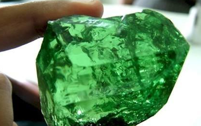 买翡翠手镯的彩宝界最具升值潜力的姐妹花——坦桑石与沙弗莱石  第8张