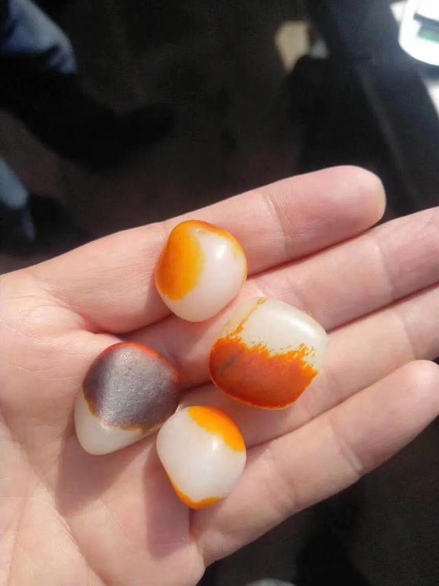 翡翠原石玻璃种飘雪花和田玉价格一路上涨，是人为炒作吗？  第2张