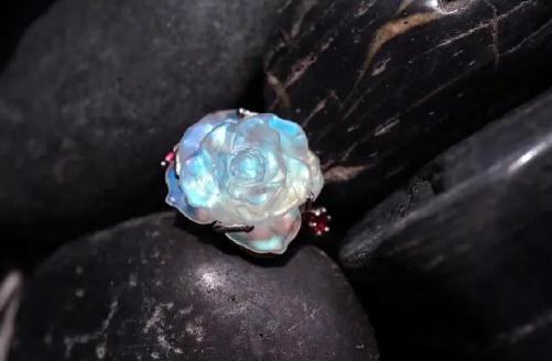 翡翠手镯和田籽料手镯为什么月光石的晕彩呈现不同的颜色？  第1张