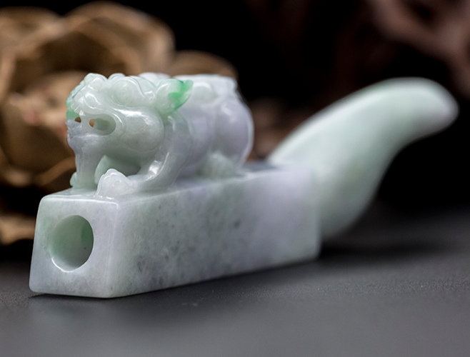 翡翠原石切出的图案是什么让翡翠价格一年上升30%？  第3张