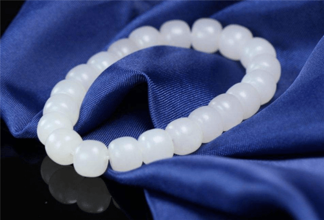 翡翠原石大件作品和田玉俄料和青海料哪个贵？看完这份对比就懂了！   第2张