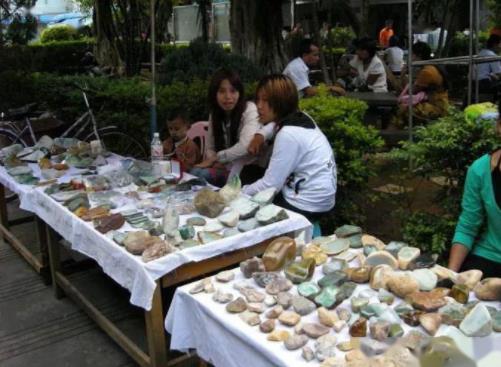 为什么卖玉的时候要喷水？商家不会告诉你的秘密，不明白就亏大了！  第1张