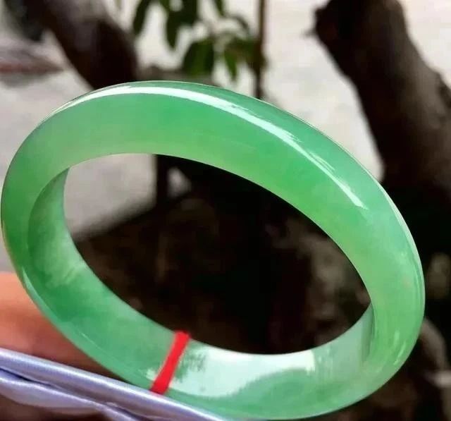 上万的翡翠手镯是什么样的翡翠手镯十年后的价值又将如何呢？  第2张