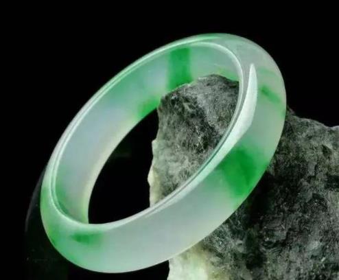 血沁翡翠手镯原来这些都是石英岩玉，你分得清吗？  第5张